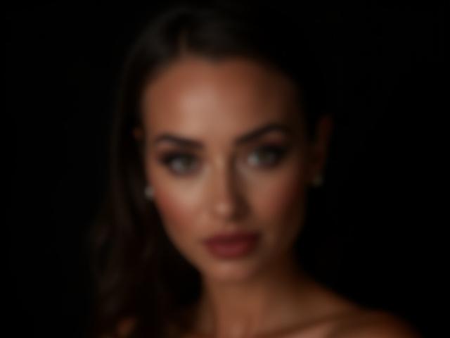 Solekan petang yang berani dengan smokey eye dan contour yang jelas.